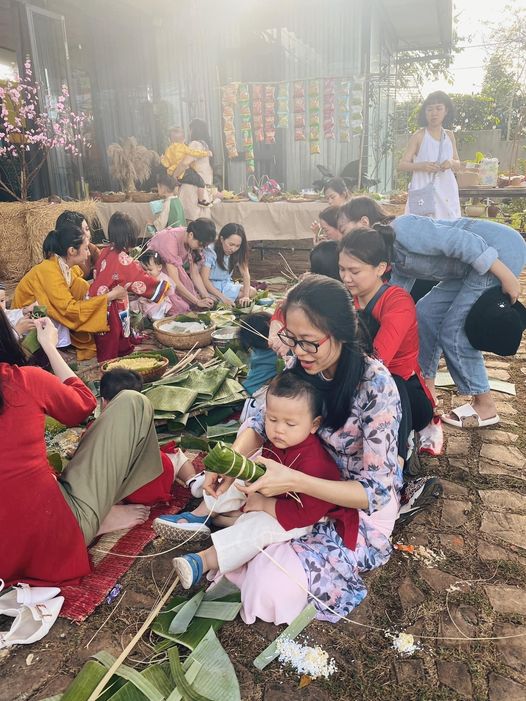 Hoạt động đón Tết của các gia đình Việt: Cùng con trang trí nhà cửa, gói bánh và lưu lại khoảnh khắc đẹp - Ảnh 5.
