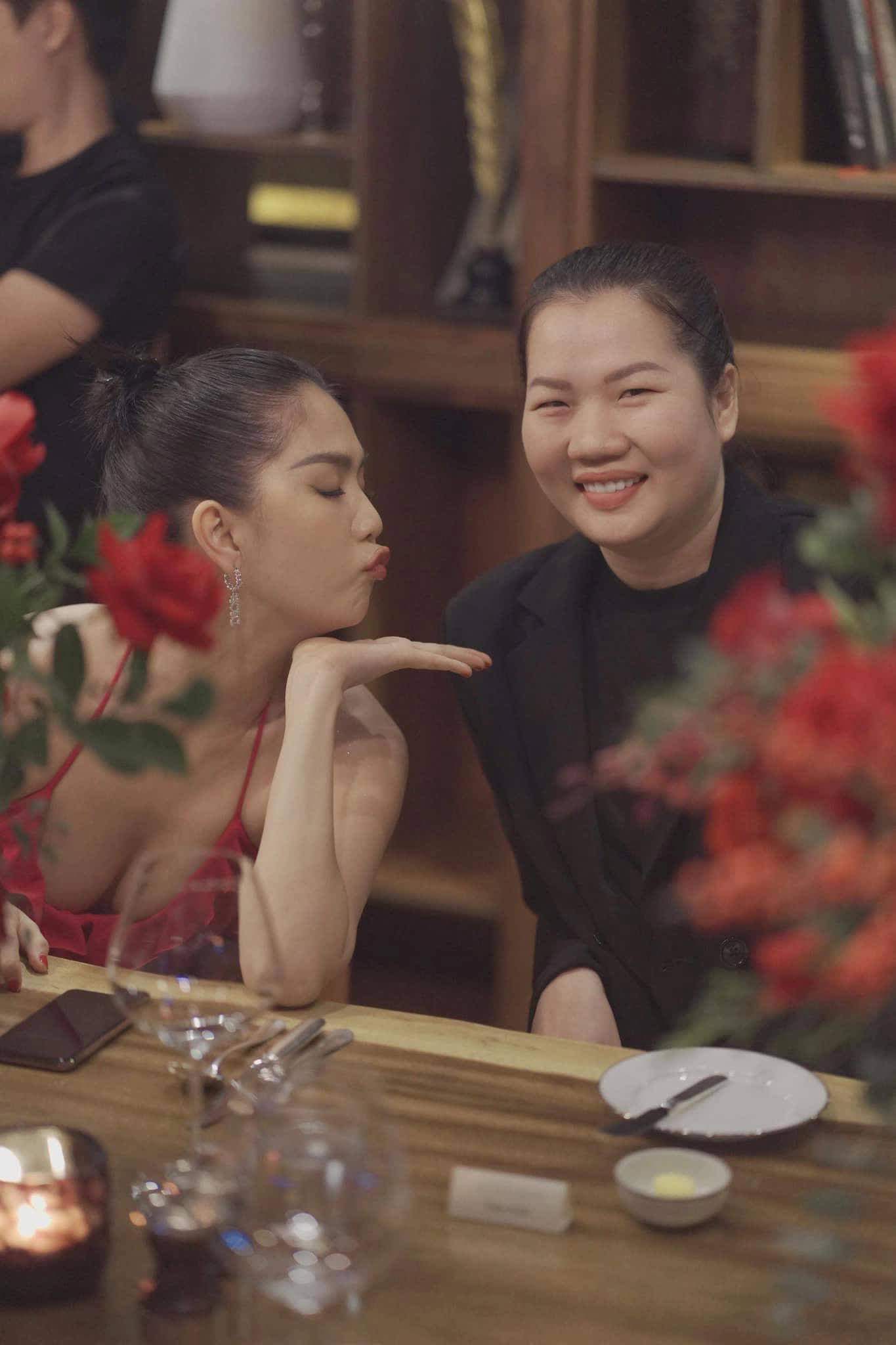 Sao Việt 'mạnh tay' thưởng Tết cho nhân viên: Có người tặng hẳn nhẫn kim cương - Ảnh 3. Sao Việt 'mạnh tay' thưởng Tết cho nhân viên: Có người tặng hẳn nhẫn kim cương - Ảnh 3.