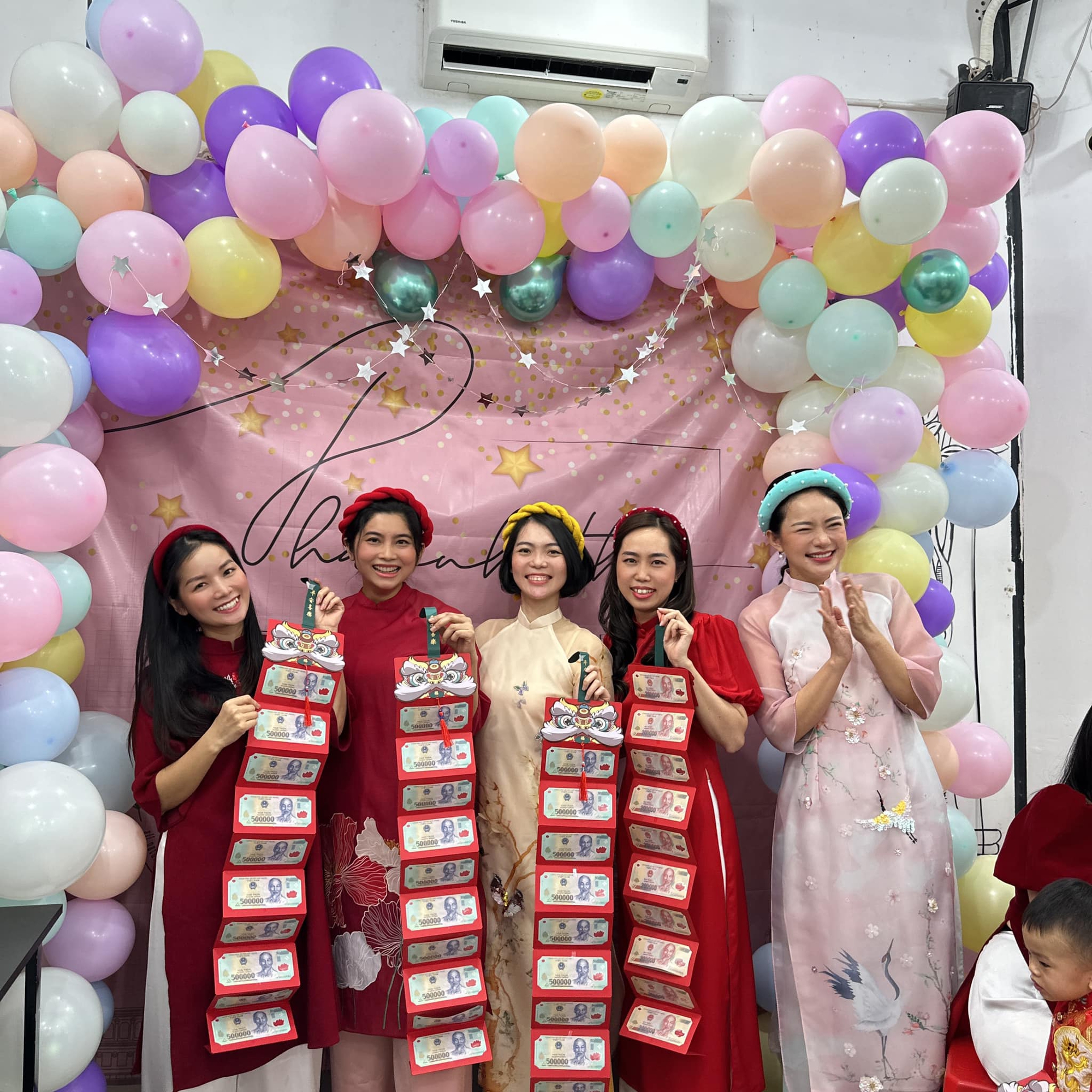 Sao Việt 'mạnh tay' thưởng Tết cho nhân viên: Có người tặng hẳn nhẫn kim cương - Ảnh 4. Sao Việt 'mạnh tay' thưởng Tết cho nhân viên: Có người tặng hẳn nhẫn kim cương - Ảnh 4.