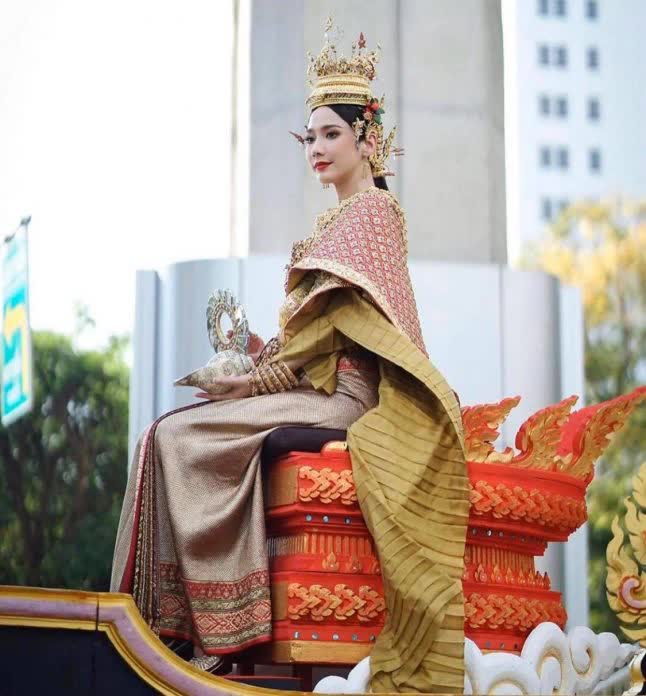 Dàn minh tinh Thái Lan ăn mừng ngày Tết Songkran cổ truyền: Người hóa nữ thần, người ở bên báo hiếu cha mẹ - Ảnh 6.