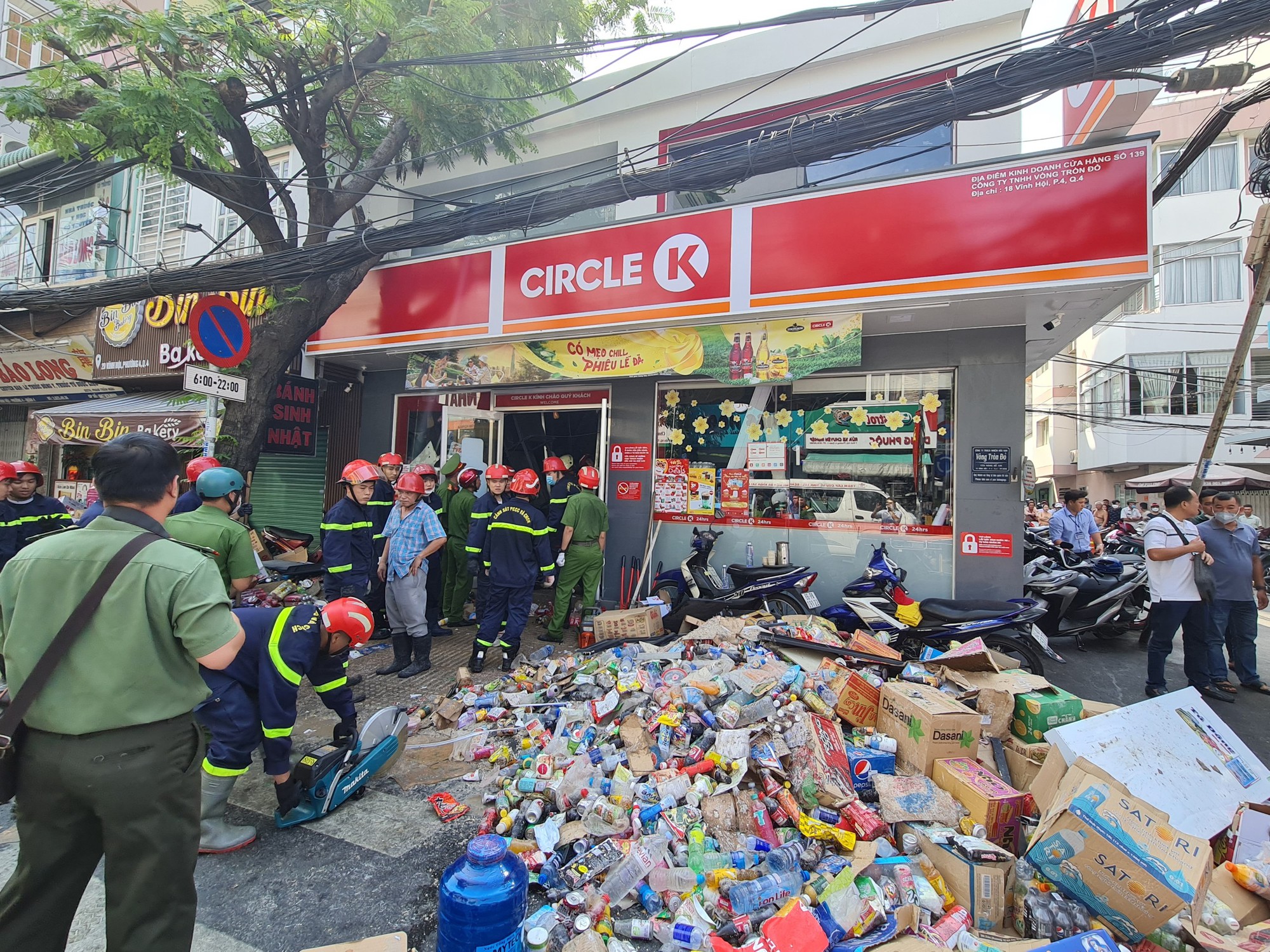 Vụ sập cửa hàng tiện lợi ở TP.HCM: Đang triển khai công tác tìm kiếm người bị nạn  - Ảnh 1.