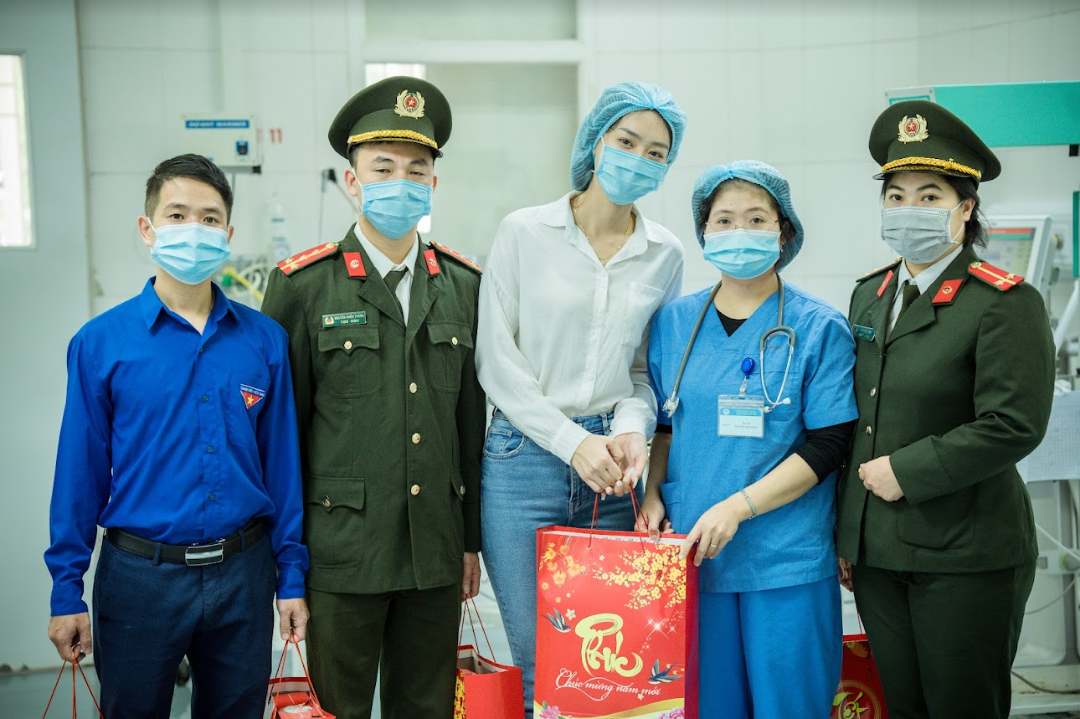 Người đẹp Miss World Việt Nam 2022 Bùi Khánh Linh giản dị khi làm thiện nguyện - Ảnh 3. Người đẹp Miss World Việt Nam 2022 Bùi Khánh Linh giản dị khi làm thiện nguyện - Ảnh 3.
