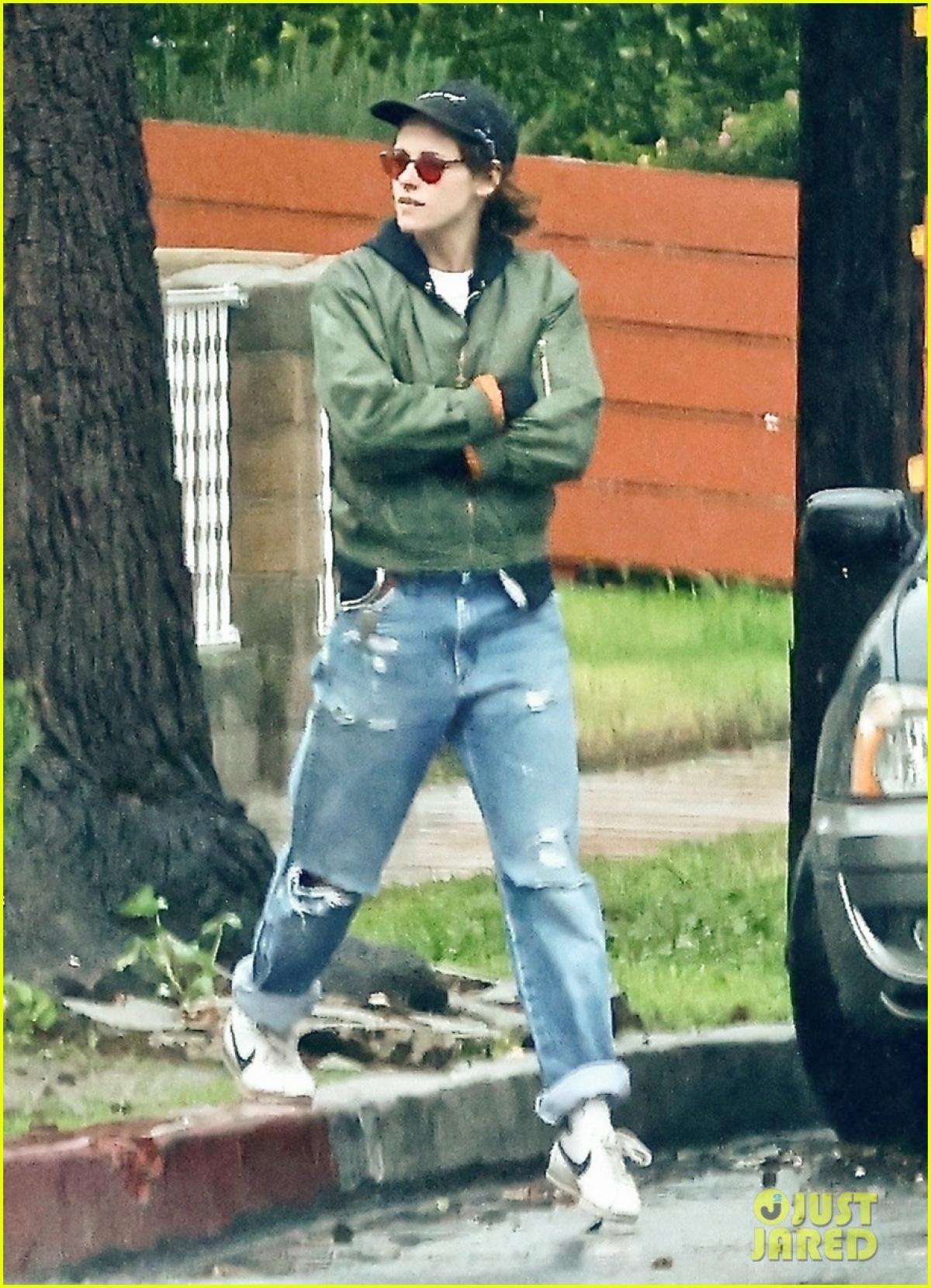 Kristen Stewart diện đồ cực ngầu đi chơi cùng bạn - Ảnh 5.