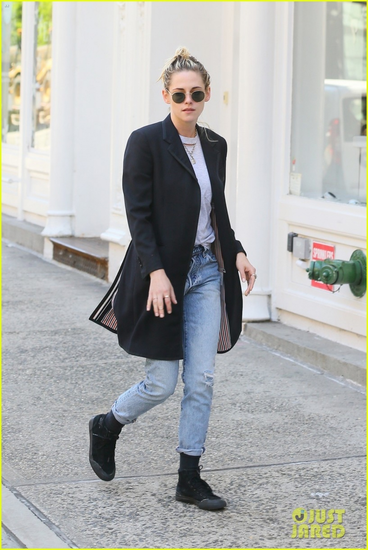 Kristen Stewart diện đồ cực ngầu đi chơi cùng bạn - Ảnh 8.