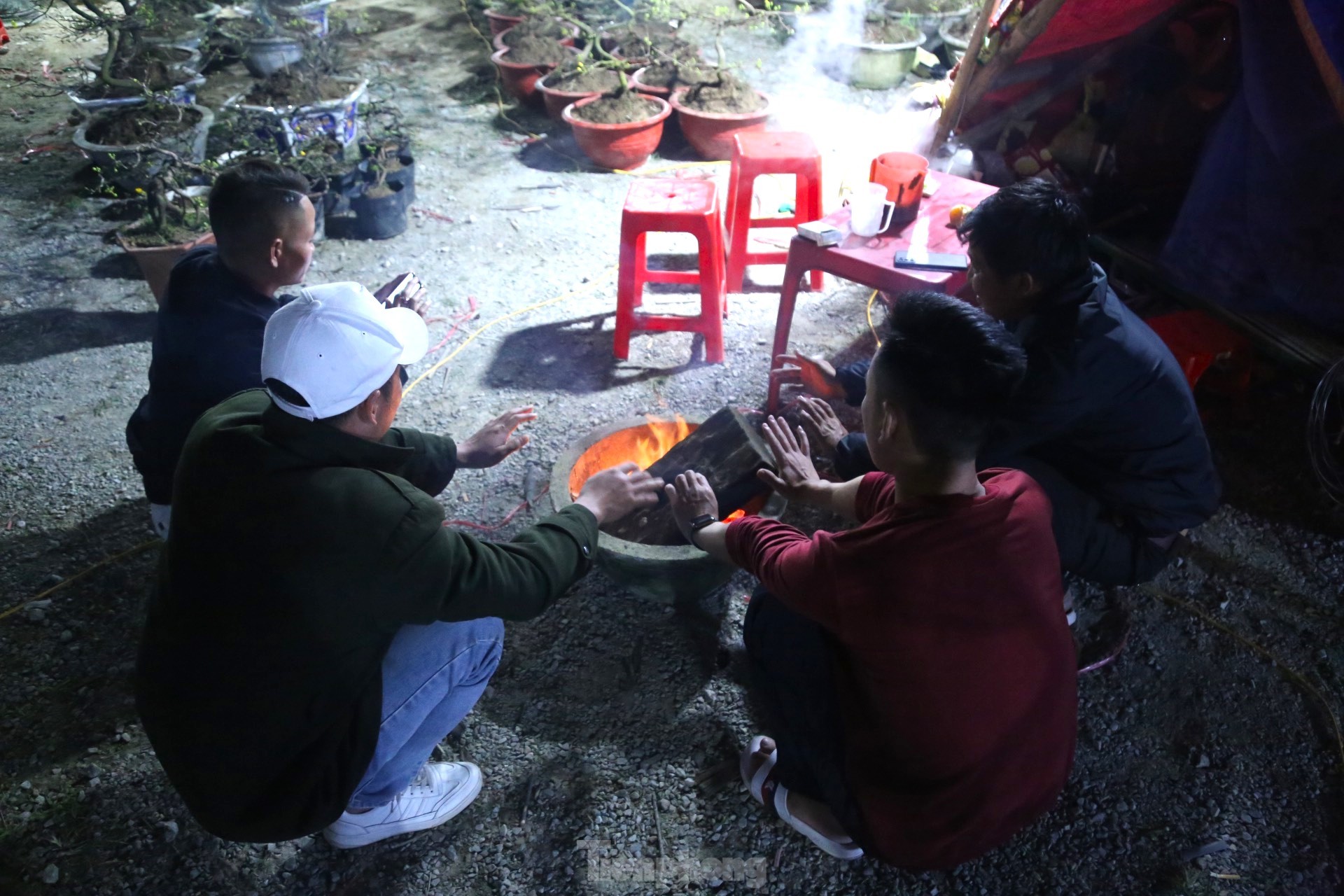 R&eacute;t đậm, người d&acirc;n co ro đốt lửa giữa phố t&igrave;m hơi ấm - Ảnh 10.