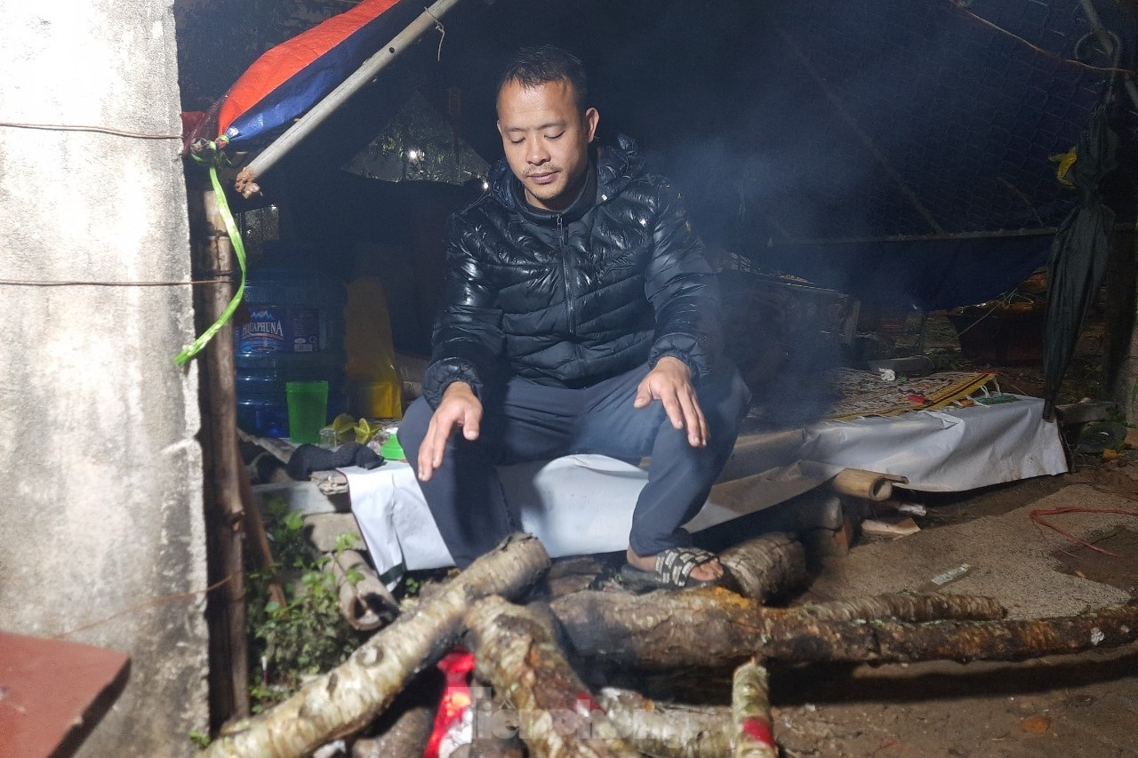 R&eacute;t đậm, người d&acirc;n co ro đốt lửa giữa phố t&igrave;m hơi ấm - Ảnh 9.