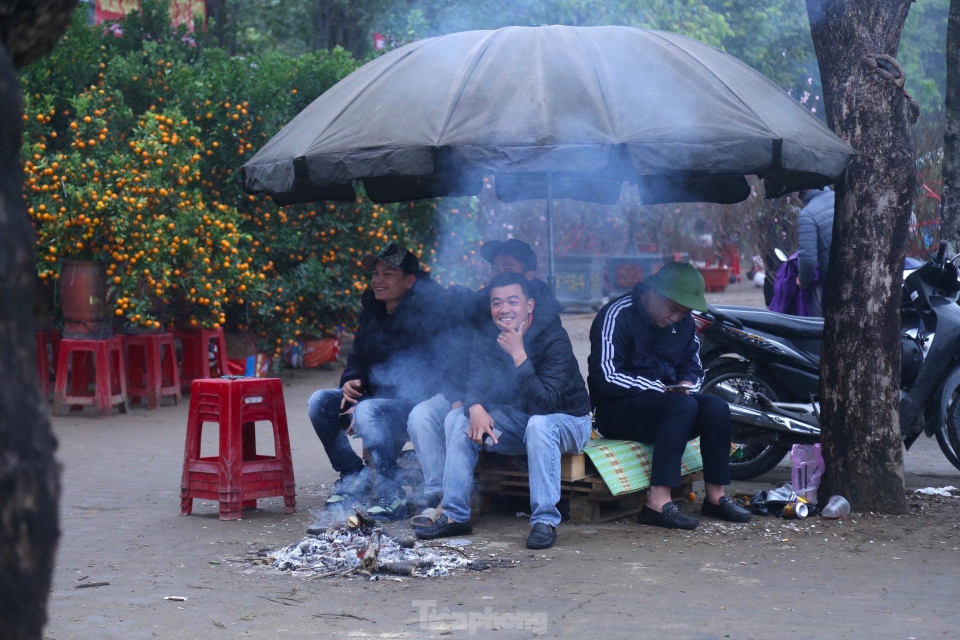 R&eacute;t đậm, người d&acirc;n co ro đốt lửa giữa phố t&igrave;m hơi ấm - Ảnh 1.