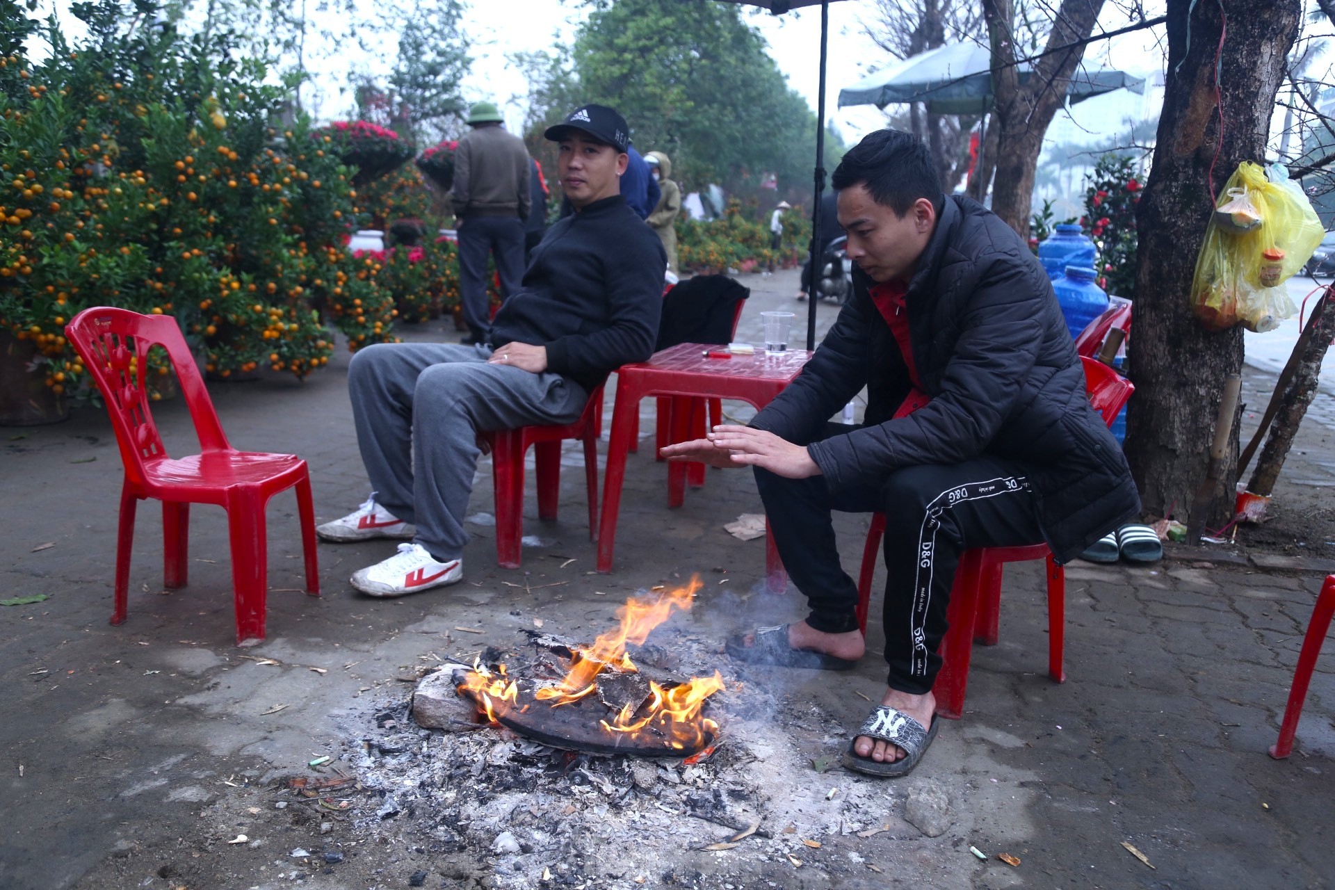 R&eacute;t đậm, người d&acirc;n co ro đốt lửa giữa phố t&igrave;m hơi ấm - Ảnh 6.