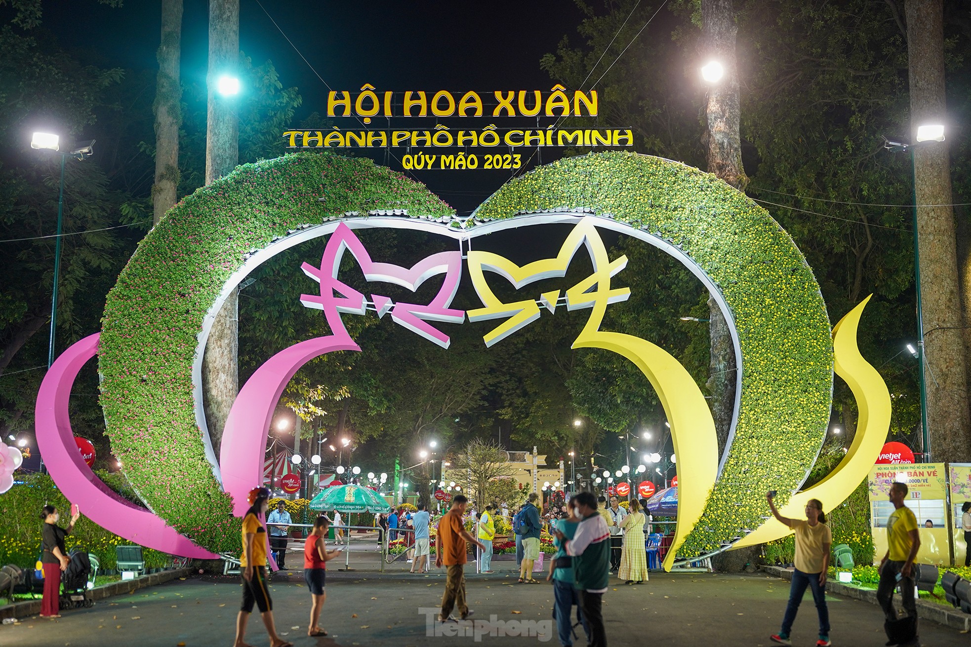 Ba khối 'Cửu Long Tranh Châu' làm từ rễ cây khô nguyên khối ở TPHCM - Ảnh 1. Ba khối 'Cửu Long Tranh Châu' làm từ rễ cây khô nguyên khối ở TPHCM - Ảnh 1.