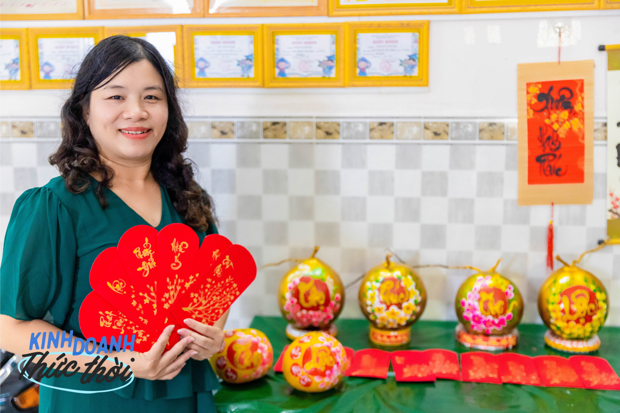 Thức thời mùa Tết: Giáo viên Tiếng Anh trổ tài viết thư pháp lên trái cây, vật phẩm trưng để lưu giữ truyền thống Tết Việt và &quot;bài toán thu nhập&quot; thú vị - Ảnh 7.