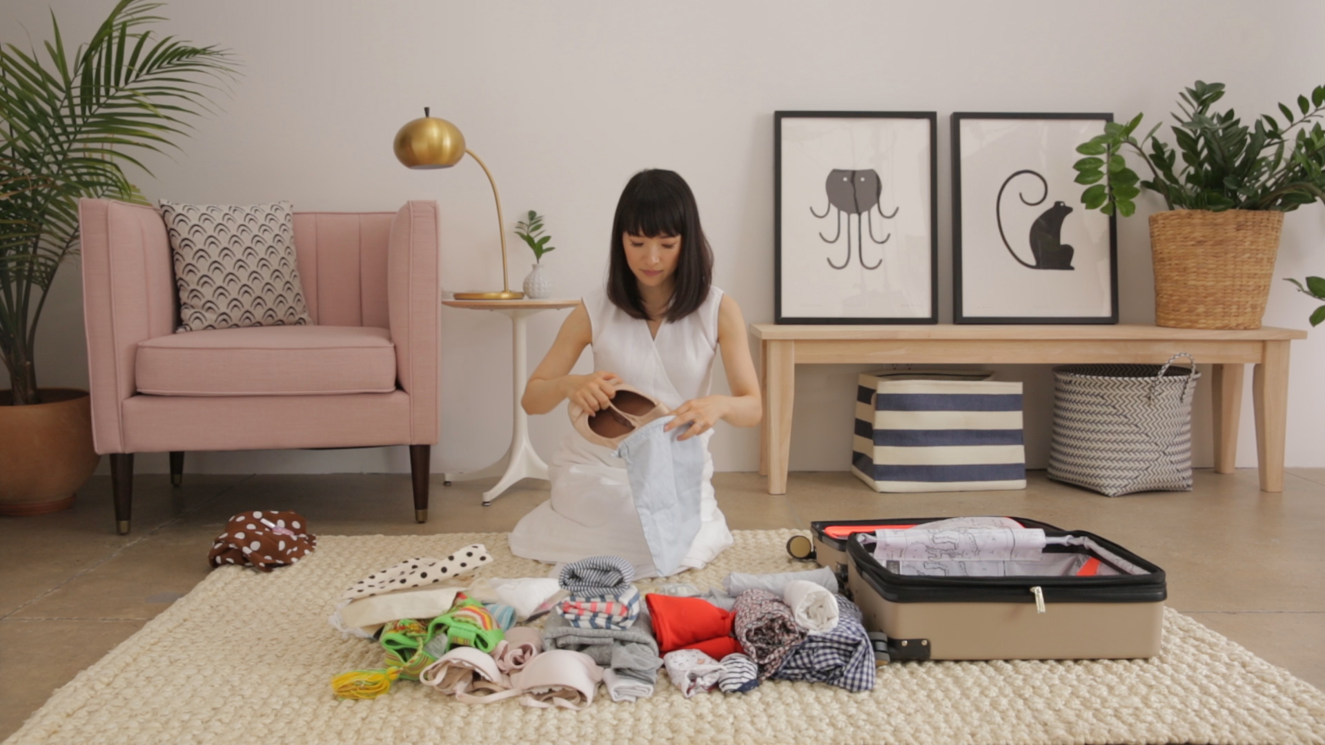 “Thánh nữ dọn nhà” Marie Kondo không chỉ “bán” phương pháp dọn dẹp, cô đang bán ước mong về một cuộc sống ngăn nắp và hạnh phúc hơn - Ảnh 4.