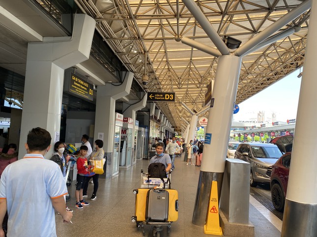 Vắng vẻ lạ thường khu vực sân bay Tân Sơn Nhất chiều 28 Tết - Ảnh 3.