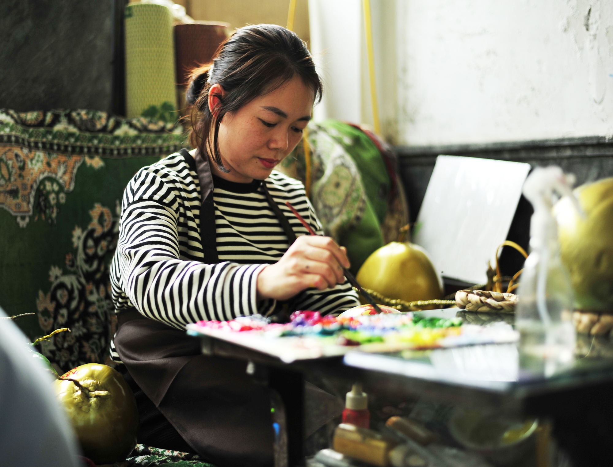Dừa vẽ tranh của nữ nghệ nhân Ninh Bình hút khách dịp Tết - Ảnh 6.