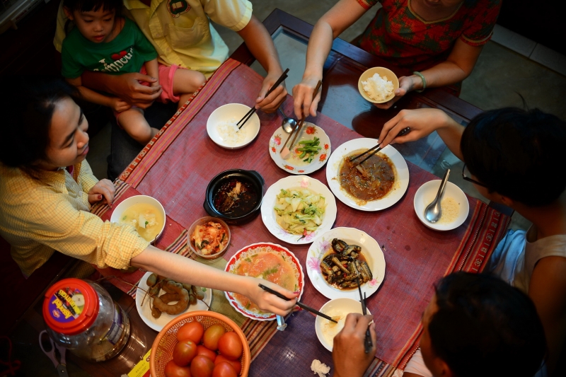 Ngày Tết đưa con tham gia tiệc tùng, cha mẹ cần lưu ý 15 quy tắc sau đây để tránh rơi vào cảnh “muối mặt” - Ảnh 1.