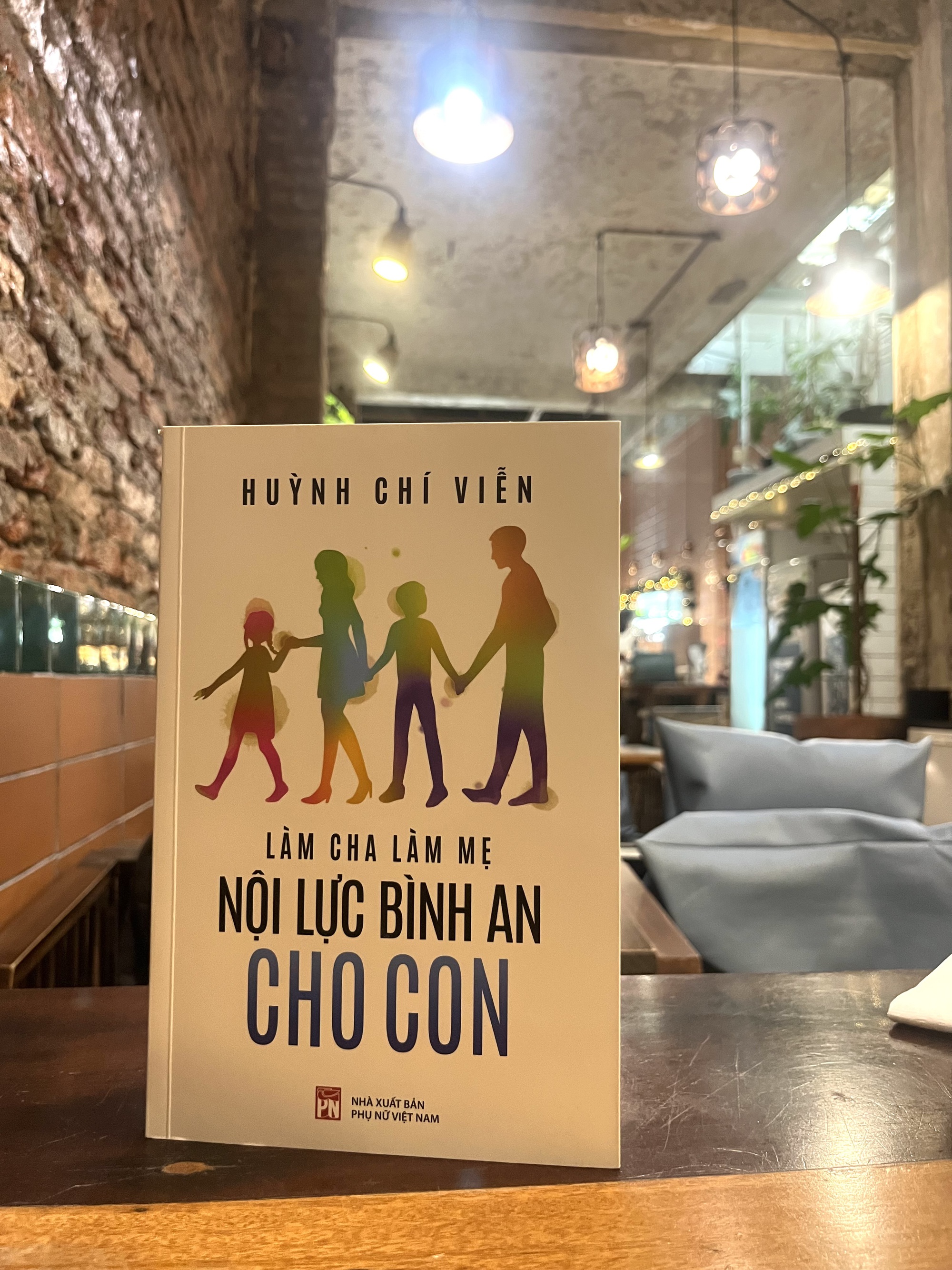 &quot;Làm cha làm mẹ&quot; - Cuốn sách khuyến khích mọi phụ huynh nên đọc để mang lại &quot;nội lực bình an cho con&quot; - Ảnh 1.