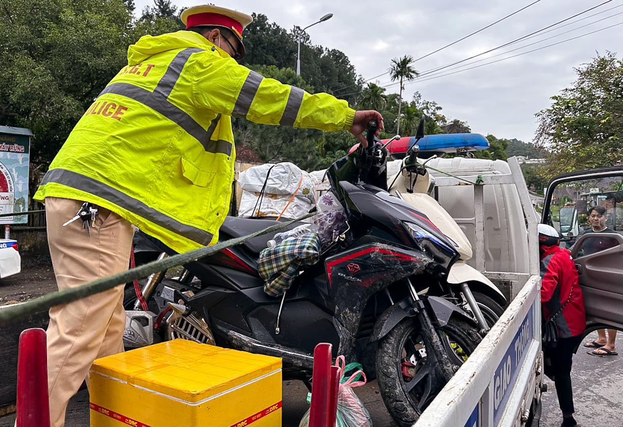 Trên đường về quê ăn Tết, người dân ấm lòng nhận thức ăn, nước uống miễn phí khi qua Đà Nẵng - Ảnh 11.