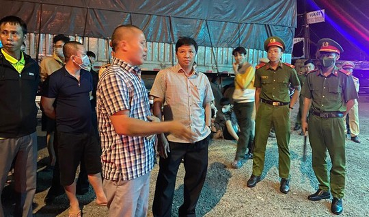 Chống người thi hành công vụ, tài xế xe khách nhồi nhét người bị bắt giữ - Ảnh 2. Chống người thi hành công vụ, tài xế xe khách nhồi nhét người bị bắt giữ - Ảnh 2.