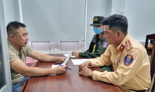 Chống người thi hành công vụ, tài xế xe khách nhồi nhét người bị bắt giữ - Ảnh 1. Chống người thi hành công vụ, tài xế xe khách nhồi nhét người bị bắt giữ - Ảnh 1.