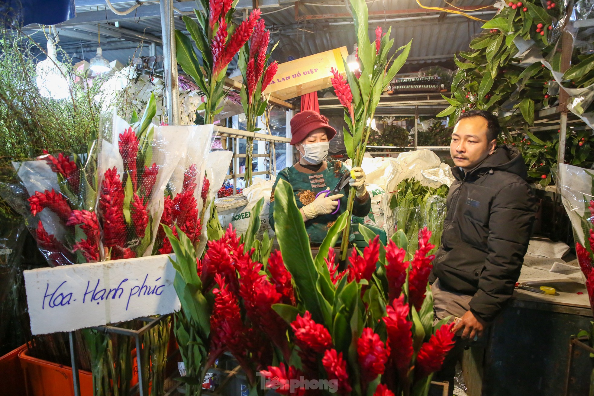 Đêm không ngủ ở chợ hoa lớn nhất Hà Nội giáp Tết - Ảnh 9.