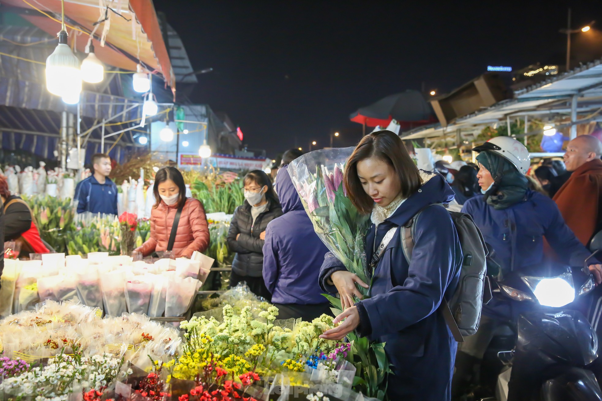 Đêm không ngủ ở chợ hoa lớn nhất Hà Nội giáp Tết - Ảnh 6.