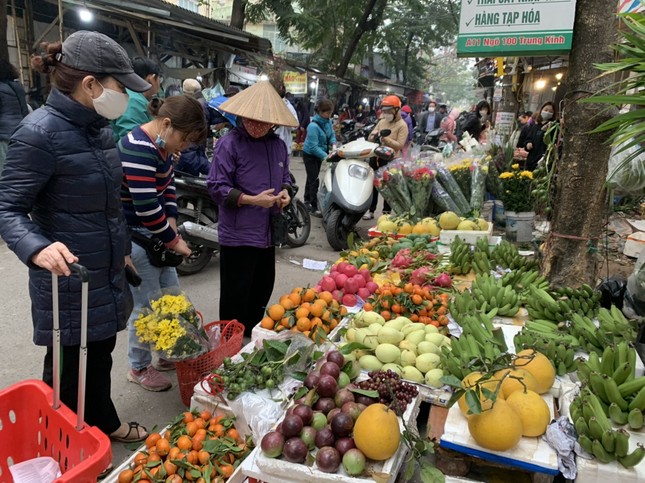 Giá thực phẩm, hàng hóa đắt 'khét’ vẫn 'cháy' hàng sáng 28 Tết - Ảnh 3.