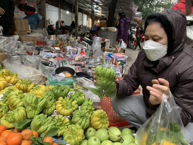 Giá thực phẩm, hàng hóa đắt 'khét’ vẫn 'cháy' hàng sáng 28 Tết - Ảnh 2.