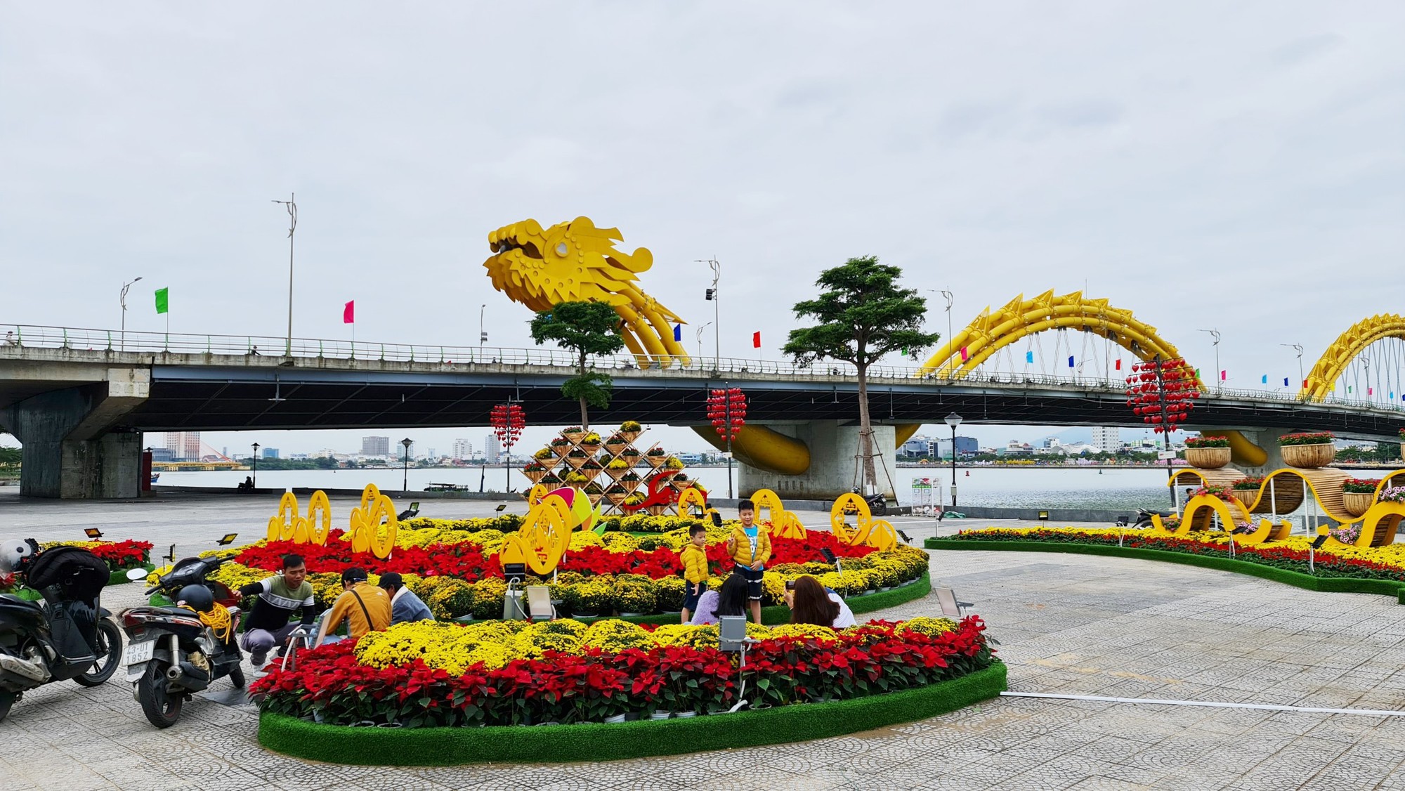 Bị tố đạo nhái ý tưởng, Đà Nẵng gỡ bỏ tượng mèo linh vật ở đường hoa - Ảnh 3.