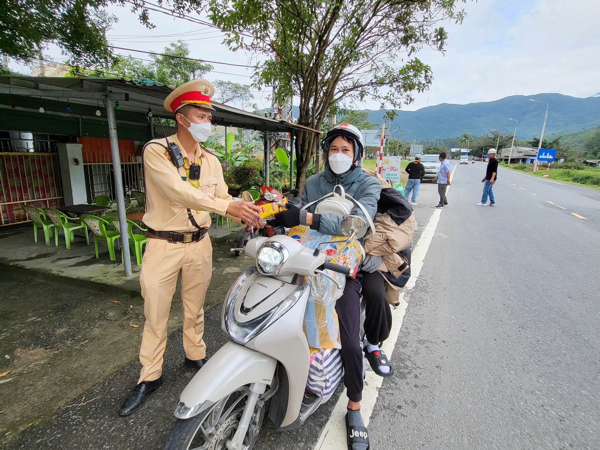 Trên đường về quê ăn Tết, người dân ấm lòng nhận thức ăn, nước uống miễn phí khi qua Đà Nẵng - Ảnh 8.