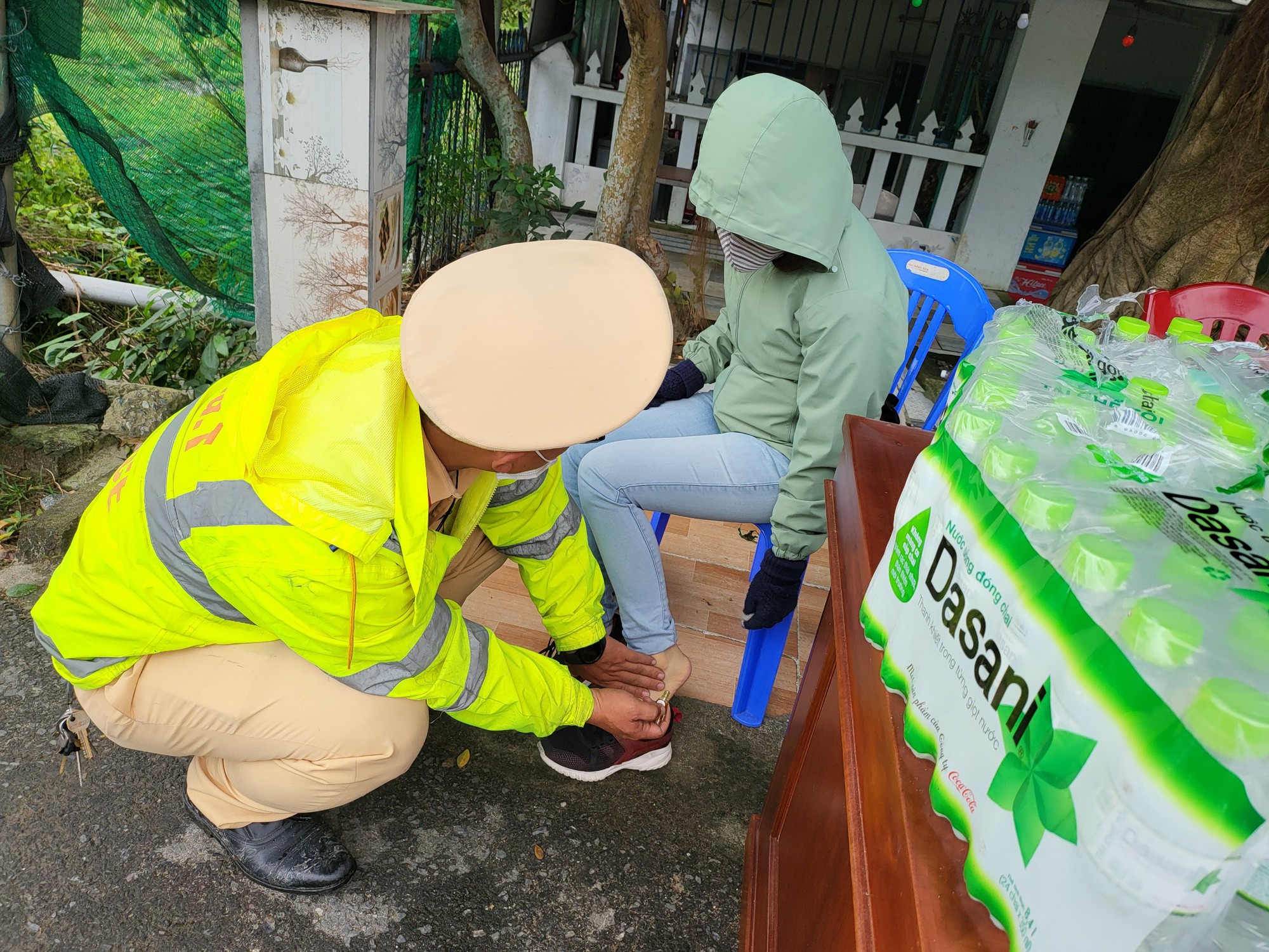 Trên đường về quê ăn Tết, người dân ấm lòng nhận thức ăn, nước uống miễn phí khi qua Đà Nẵng - Ảnh 4.