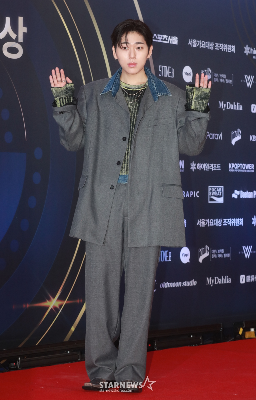 Thảm đỏ Seoul Music Awards 2023: Nữ thần Gyuri (KARA) diện đồ cắt khoét táo bạo lấn át IVE - (G)I-DLE, Minho (SHINee) soái ngút ngàn dẫn đầu dàn sao - Ảnh 15.