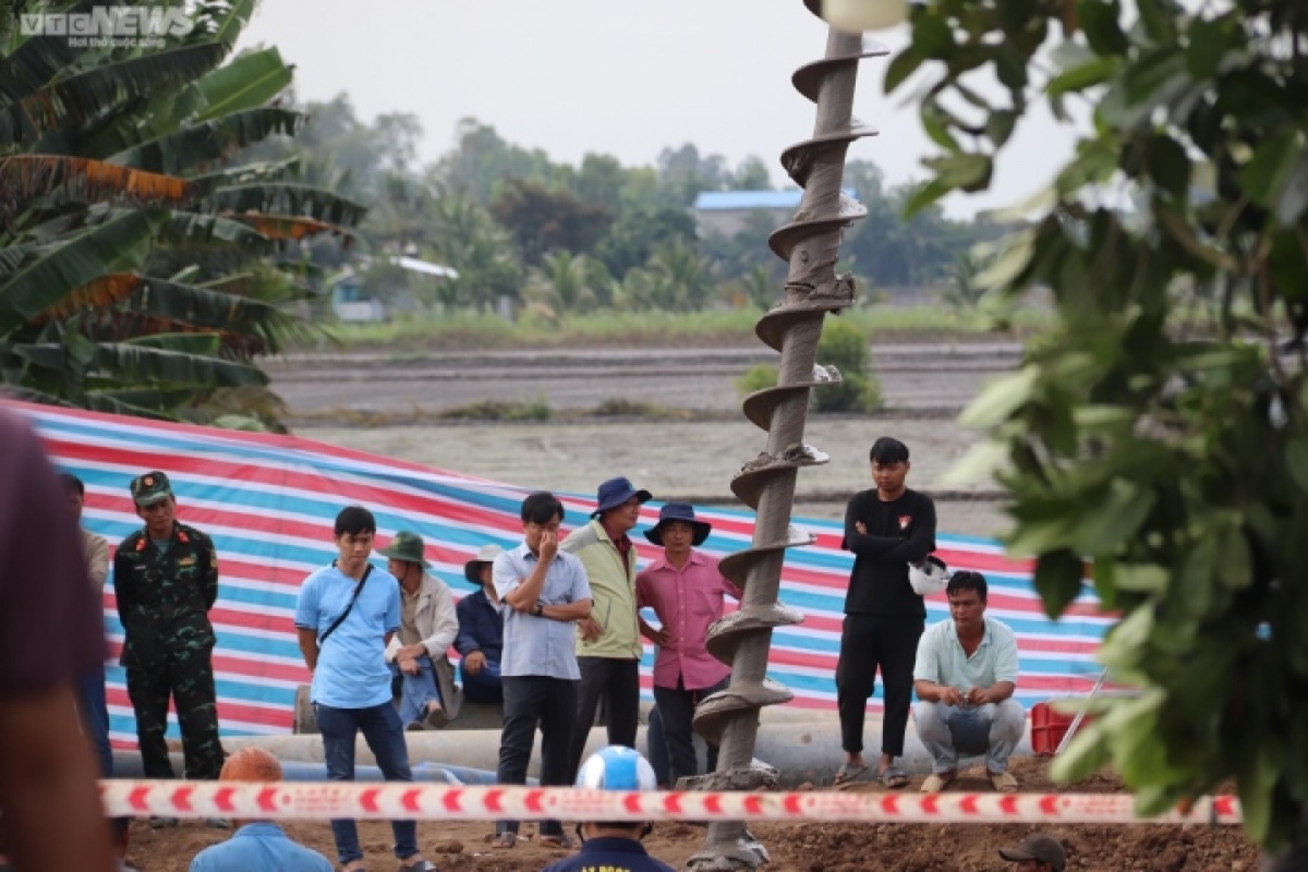 Bé trai lọt xuống trụ bê tông sâu 35m: Trao đổi với cha cháu bé tìm phương án đảm bảo - Ảnh 3.