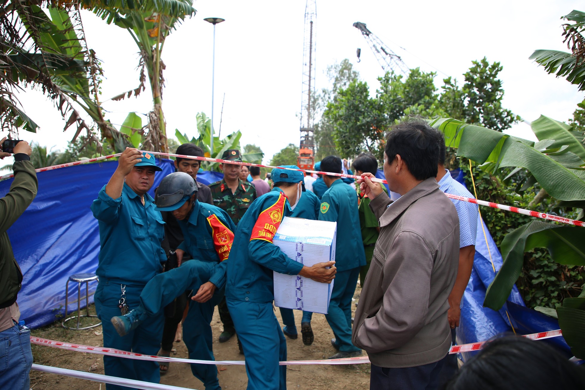 Hiện trường hơn 50 giờ &quot;căng như dây đàn&quot; cứu bé trai rơi xuống hố bê tông 35m - Ảnh 5.