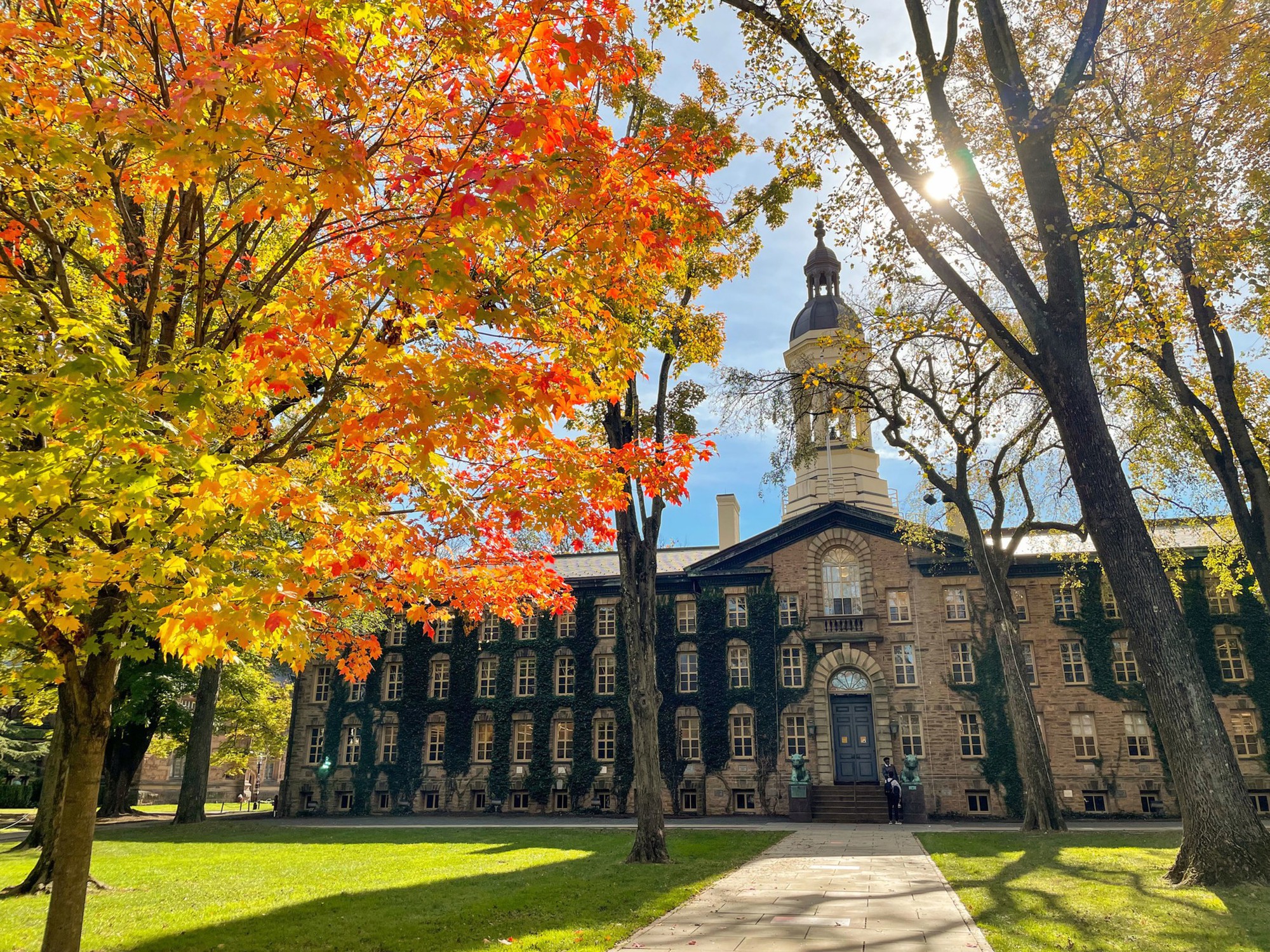 Ngôi trường được mệnh danh là &quot;kỳ phùng địch thủ&quot; với Harvard: Cái nôi đào tạo toàn tinh hoa, là nơi nhà vật lý thiên tài Albert Einstein từng sống và làm việc - Ảnh 2.