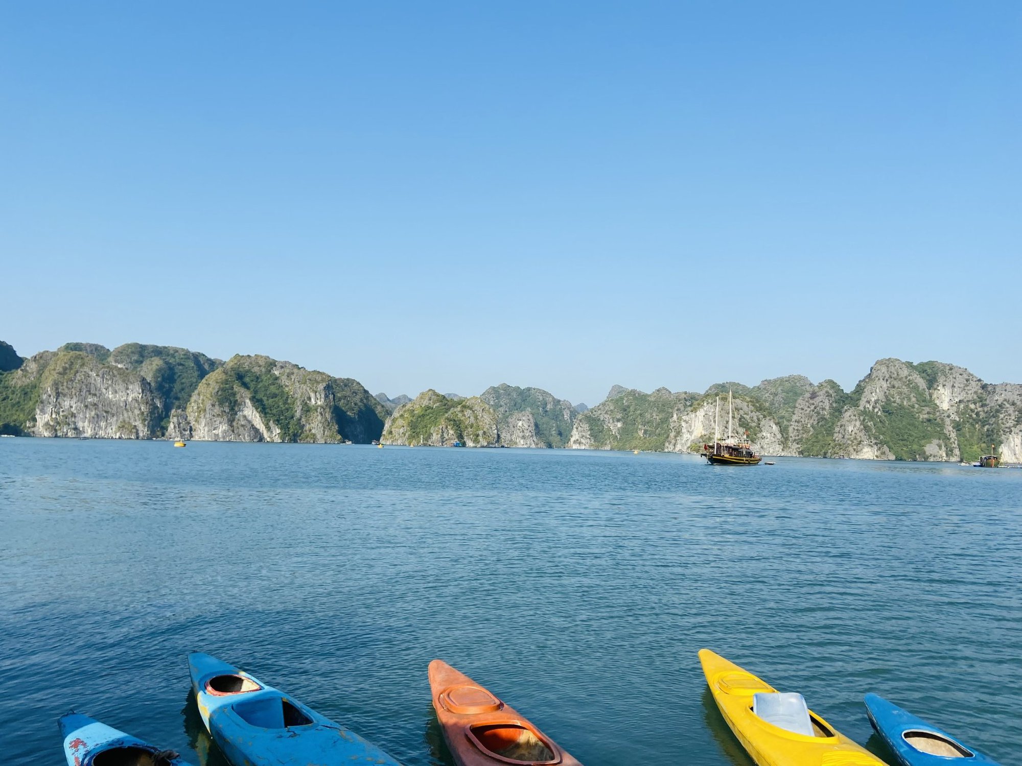 Trải nghiệm một mùa đông năng động tại &quot;bản xứ nổi&quot; vịnh Lan Hạ của gia đình nhỏ afamily