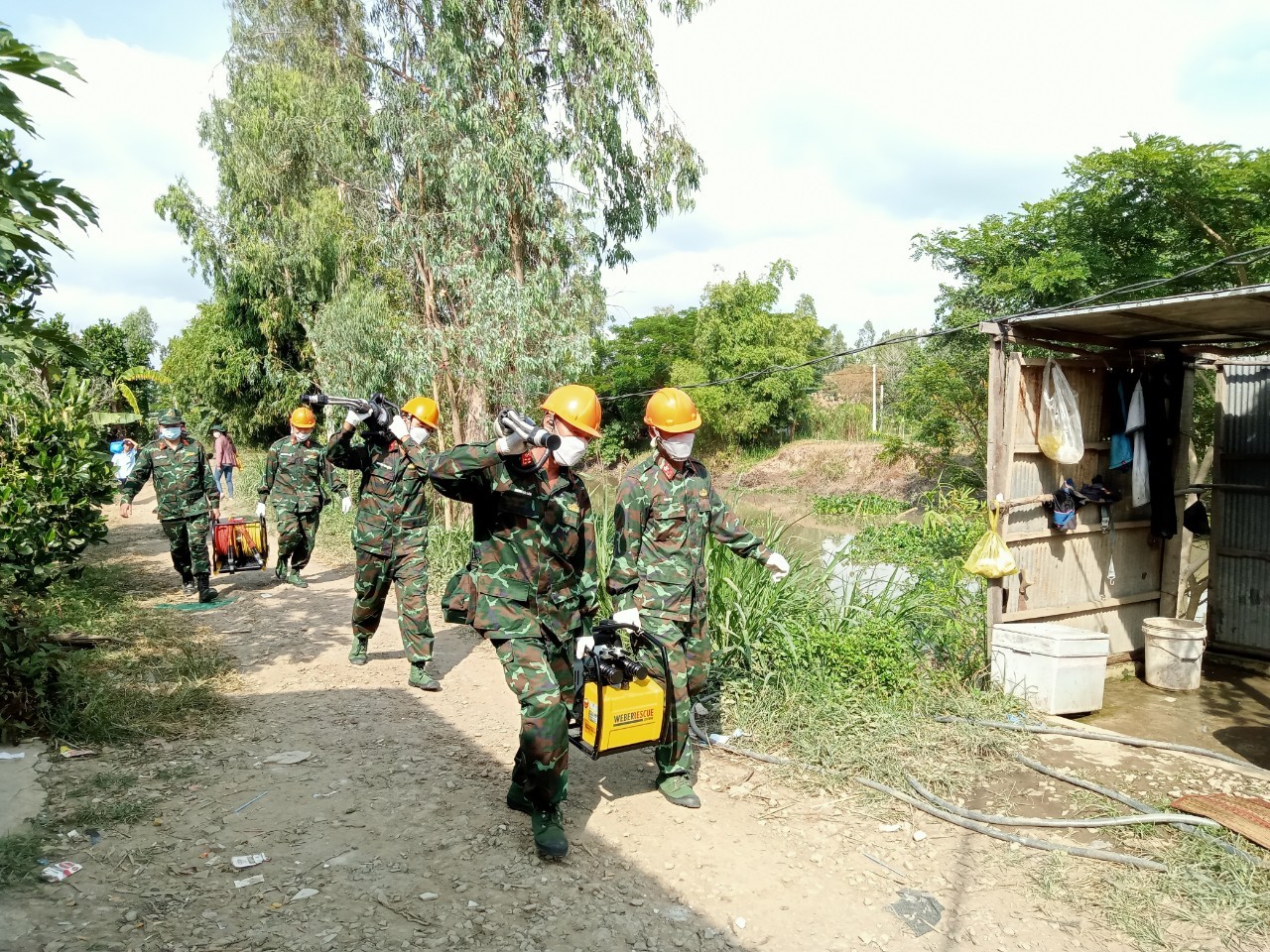 Hiện trường hơn 50 giờ &quot;căng như dây đàn&quot; cứu bé trai rơi xuống hố bê tông 35m - Ảnh 13.