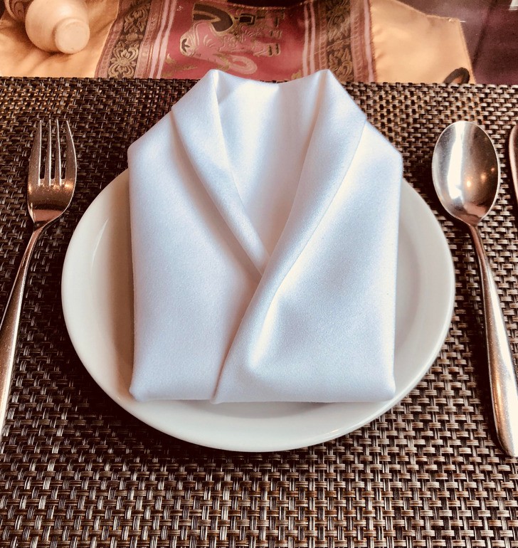 5 cách gấp khăn trang trí bàn ăn đẹp như khách sạn 5 sao - Ảnh 2.