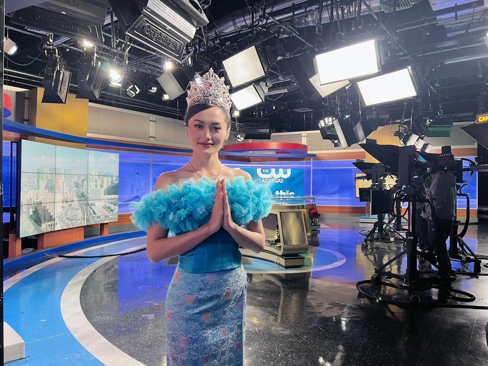 Đại diện Lào liên tục lên sóng truyền hình quốc tế, 'Hoa hậu truyền thông' của Miss Universe 2022 là đây? - Ảnh 2.