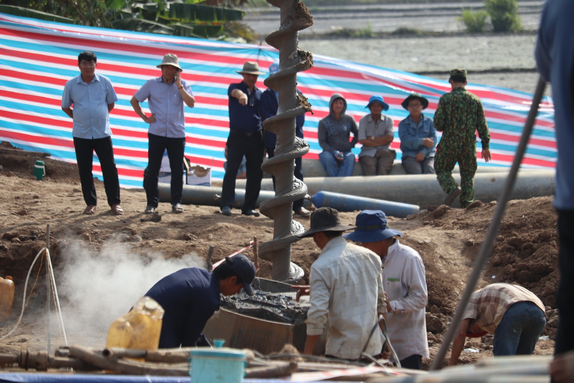 Hiện trường hơn 50 giờ &quot;căng như dây đàn&quot; cứu bé trai rơi xuống hố bê tông 35m - Ảnh 15.