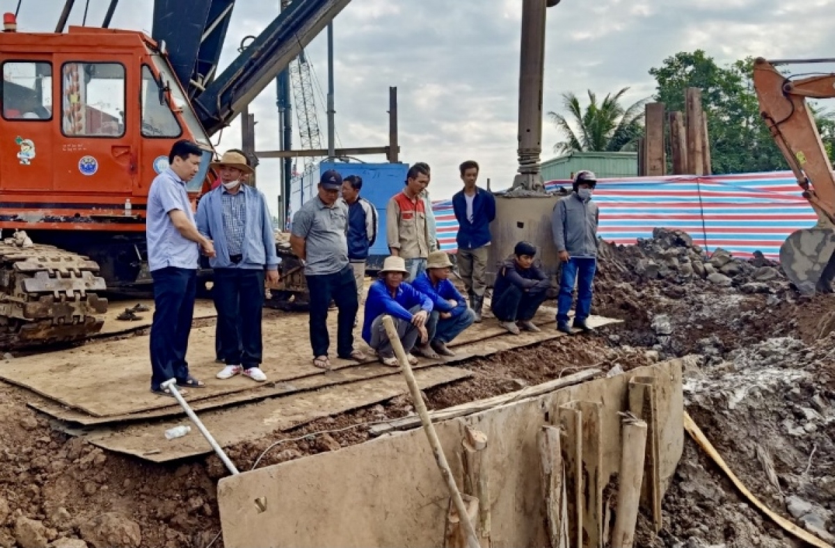 Bé trai lọt xuống trụ bê tông sâu 35m: Trao đổi với cha cháu bé tìm phương án đảm bảo - Ảnh 2.