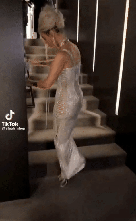 Đỗ Thị Hà vất vả leo cầu thang vì váy vóc, netizen nhìn mà nhớ ngay tới chị em nhà Kardashian - Ảnh 4.