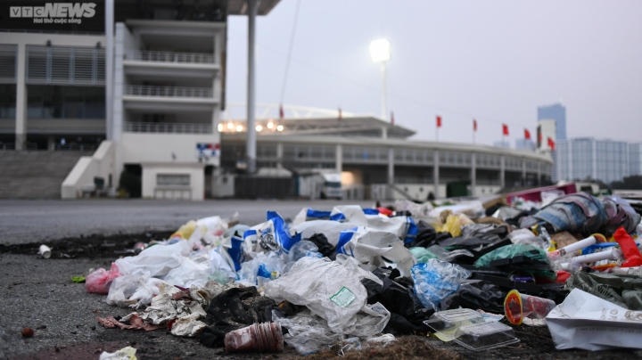 Bãi rác bốc mùi trong sân Mỹ Đình trước trận tuyển Việt Nam vs Myanmar - Ảnh 4.