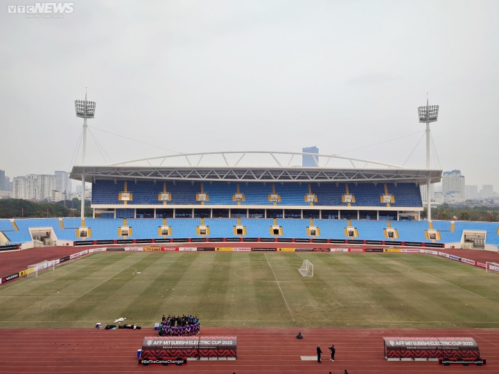 Bãi rác bốc mùi trong sân Mỹ Đình trước trận tuyển Việt Nam vs Myanmar - Ảnh 6.