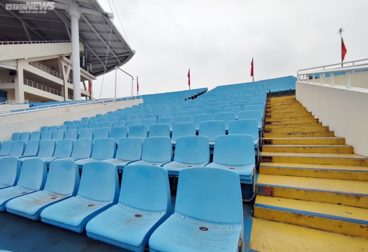 Bãi rác bốc mùi trong sân Mỹ Đình trước trận tuyển Việt Nam vs Myanmar - Ảnh 7.