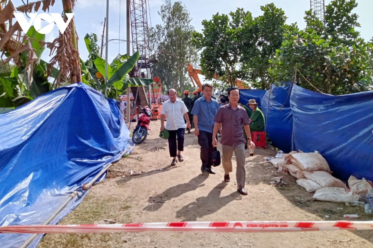 Nỗ lực cao nhất để tiếp cận bé trai lọt bên dưới trụ bê tông ở Đồng Tháp - Ảnh 4.