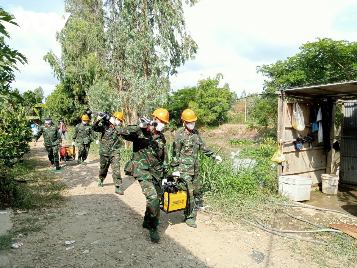 Nỗ lực cao nhất để tiếp cận bé trai lọt bên dưới trụ bê tông ở Đồng Tháp - Ảnh 6.