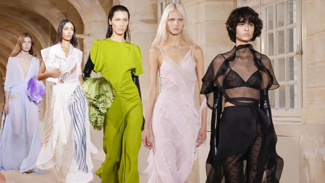 Lỗ chổng vó nhưng Victoria Beckham vẫn không giảm giá sản phẩm, đức lang quân bèn nói một câu chua chát - Ảnh 2. Lỗ chổng vó nhưng Victoria Beckham vẫn không giảm giá sản phẩm, đức lang quân bèn nói một câu chua chát - Ảnh 2.