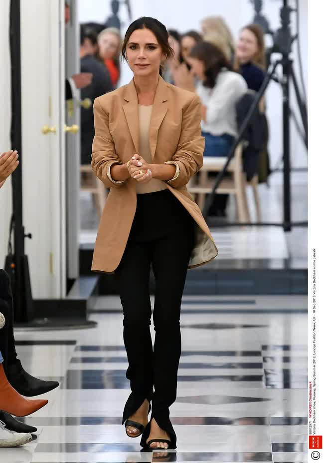 Lỗ chổng vó nhưng Victoria Beckham vẫn không giảm giá sản phẩm, đức lang quân bèn nói một câu chua chát - Ảnh 1. Lỗ chổng vó nhưng Victoria Beckham vẫn không giảm giá sản phẩm, đức lang quân bèn nói một câu chua chát - Ảnh 1.