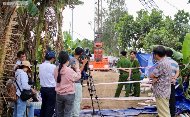 Hiện trường cứu nạn bé trai 10 tuổi lọt xuống trụ bê tông sâu 35m ở Đồng Tháp - Ảnh 5.