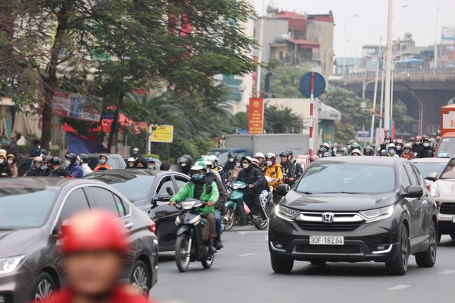 Dòng xe nhích từng mét từ chiều đến tối về Thủ đô ngày cuối nghỉ Tết - Ảnh 2.