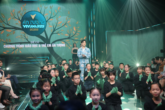 Khoảnh khắc ấn tượng trong Lễ trao giải VTV Awards 2022 - Ảnh 11. Khoảnh khắc ấn tượng trong Lễ trao giải VTV Awards 2022 - Ảnh 11.